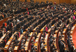 保持物价稳定 CPI涨幅3.5% 把居民消费价格涨幅控制在3.5%左右，考虑了去年涨价翘尾影响和今年新涨价因素，也表明我们抑制通胀、保障民生的决心和信心。