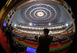 （二）保持经济运行处在合理区间 今年拟安排财政赤字13500亿元，比上年增加1500亿元，其中中央财政赤字9500亿元，由中央代地方发债4000亿元。