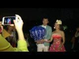 90后女子跪地向同事儿子求婚 男方羞涩答应【猪头传媒】