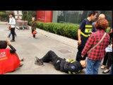 城管与发广告大妈起争执 双双倒地不起【猪头传媒】