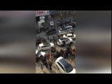 吉林警方街头持枪抓捕3名嫌犯 市民近距离围观【猪头传媒】