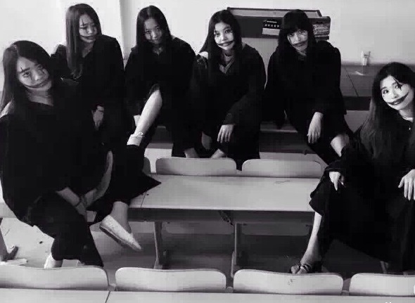 大学生拍女鬼毕业照图片