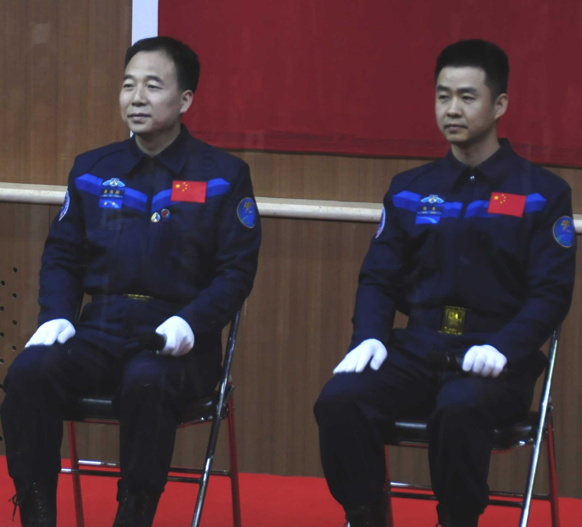 回放:神舟十一号航天员与记者见面会
