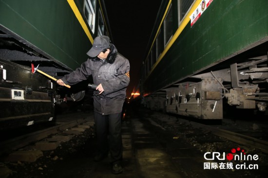 北京铁路工深夜检查保春运安全