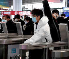 1月16日，西安北客站，一名高校学生通过检票口。新华社发（邹竞一 摄）