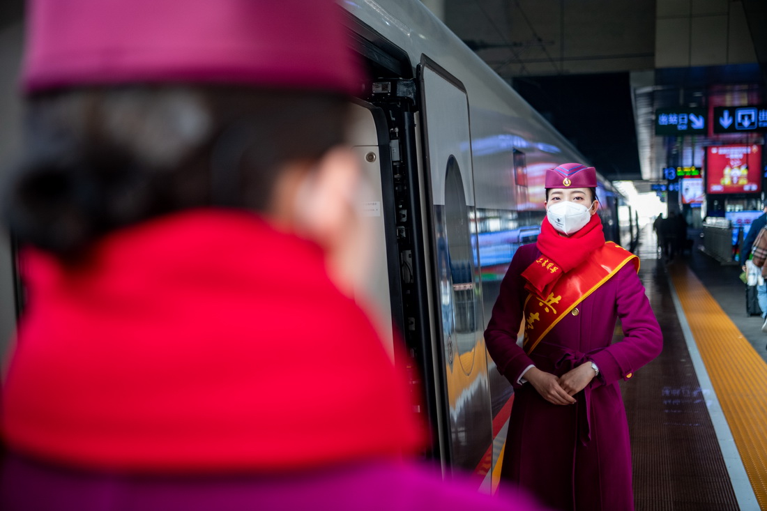 1月17日，在重庆北站，G8612次“共青团号”列车工作人员在等待旅客上车。