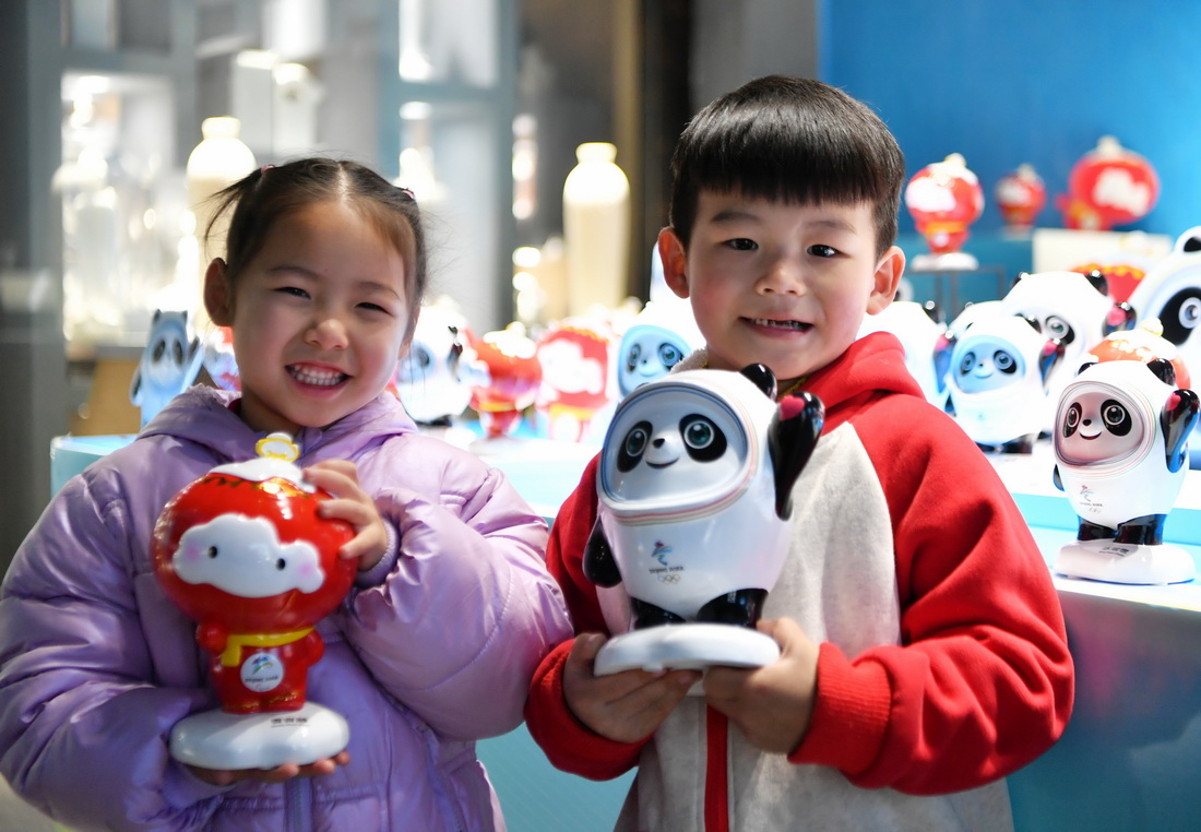 在泉州德化县陶瓷旅游观光工厂，6岁的李佳航（右）和7岁的郑钰桐（左）各自购买了陶瓷“冰墩墩”、“雪容融”（1月19日摄）。