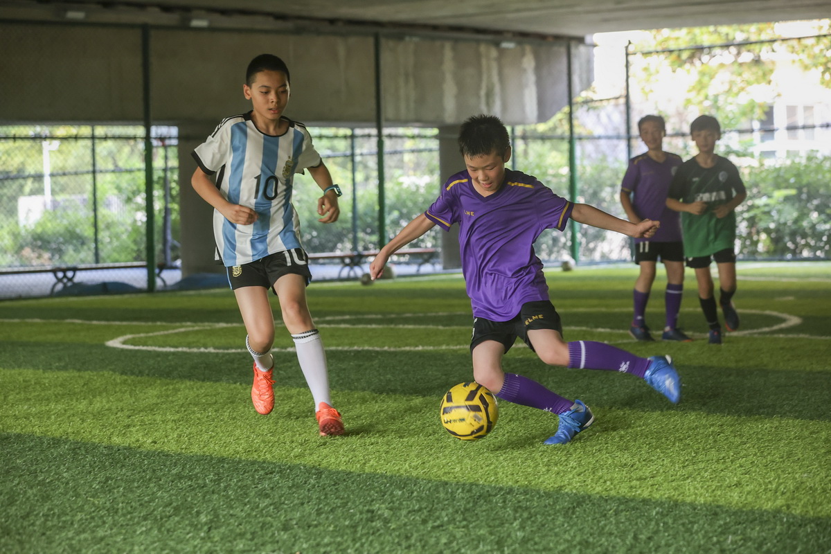 8月8日，小学生们在南京市六合区雄州街道进行足球比赛。新华社发（史俊 摄）