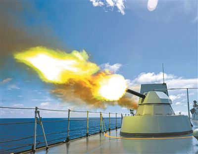图①：战舰副炮对空射击。