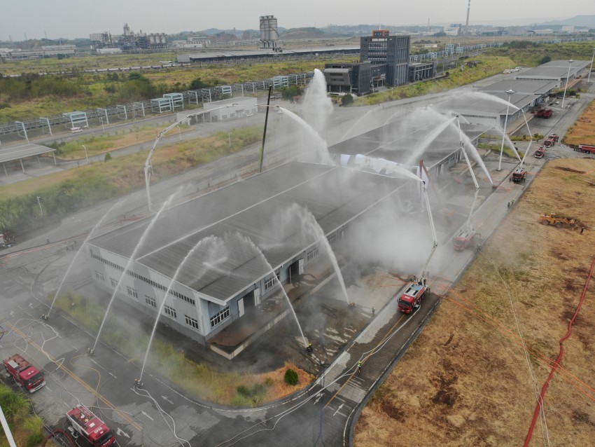 川东战区大跨度大空间厂房灭火救援实战演练现场，救援队伍对厂房发起总攻。南充市消防救援支队供图