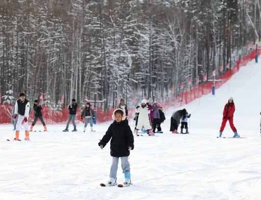 中国最北滑雪场首滑 拉开黑龙江冰雪旅游序幕